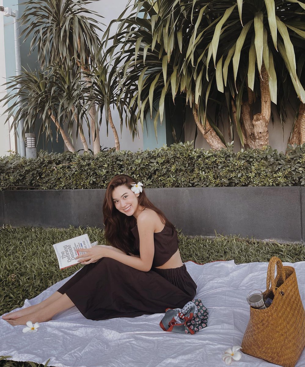 Web676's tweet image. "Embracing the morning sun, she lounges in her beach attire, a vision in black against the golden hues of dawn. With the gentle lull of the waves as her soundtrack, she welcomes the new day with tranquility and grace. #MorningBeachVibes #ElegantRelaxation #DawnInBlack"