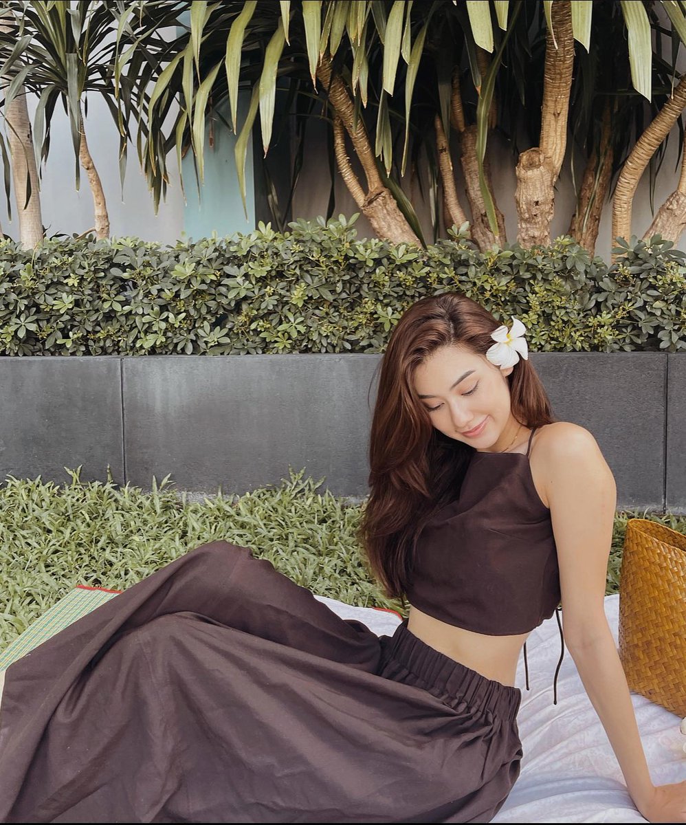 Web676's tweet image. "Embracing the morning sun, she lounges in her beach attire, a vision in black against the golden hues of dawn. With the gentle lull of the waves as her soundtrack, she welcomes the new day with tranquility and grace. #MorningBeachVibes #ElegantRelaxation #DawnInBlack"