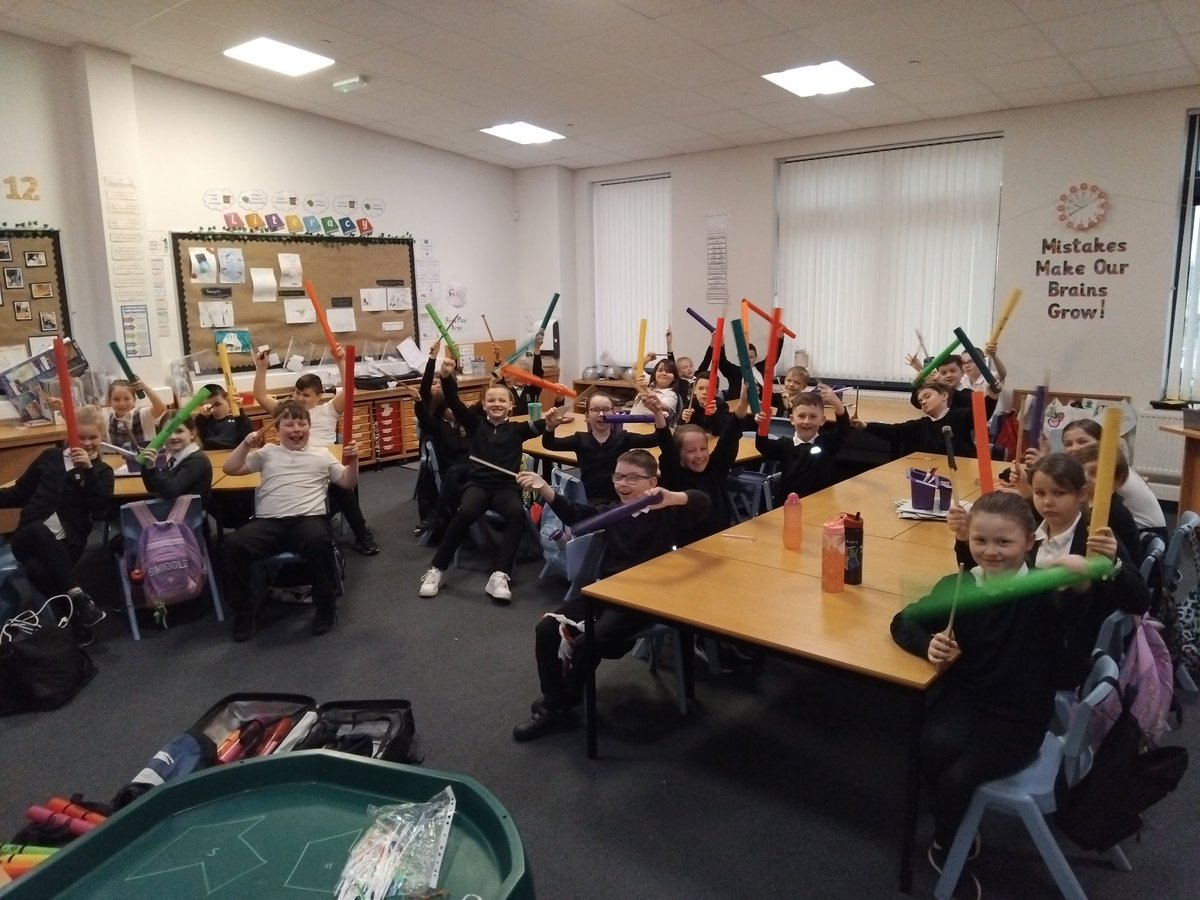 Forth Primary School P5s have been using Boomwhackers to learn about pitch and the notes on the stave. Their favourite mnemonic for remembering the notes on the lines is Evil Grizzly Bears Drink Fanta! 🎶 @EducationSLC #YMusicMatters