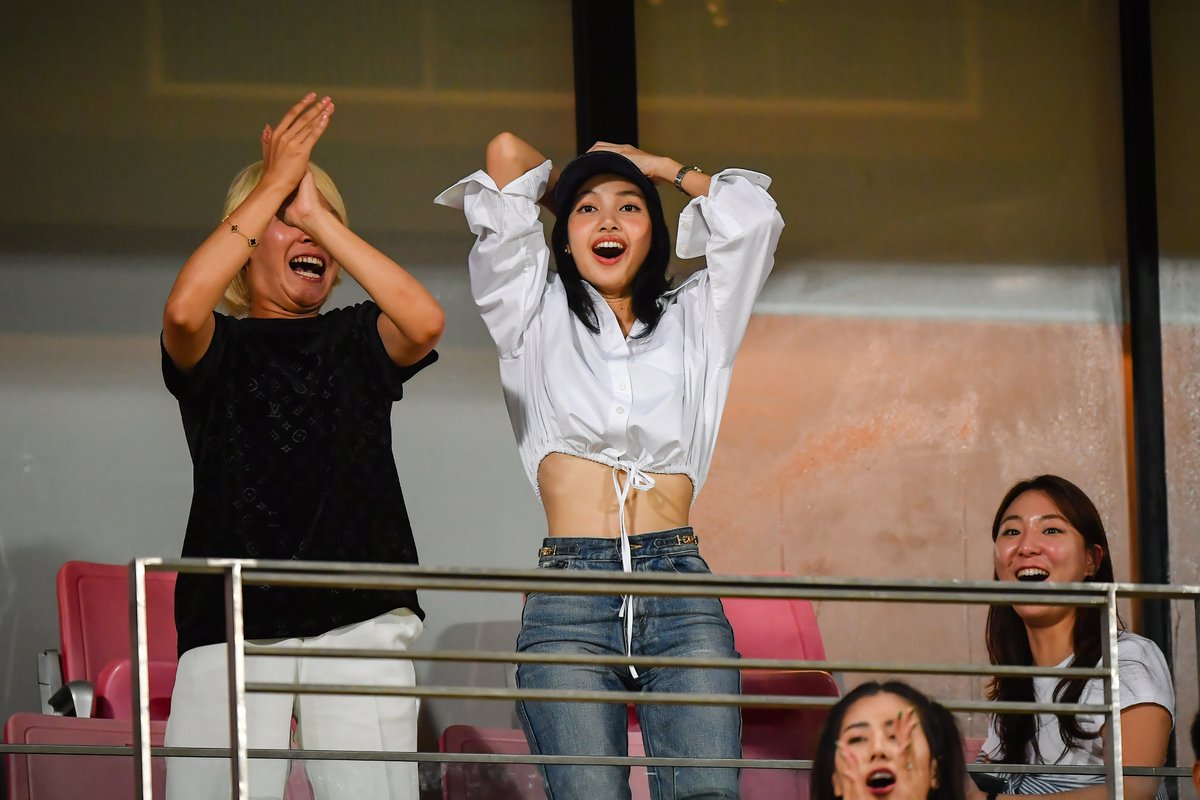 #BLACKPINK's #LISA cheering Thailand *and* South Korea on during the Asian World Cup has me 🥰☺️😭🥺 @BLACKPINK
