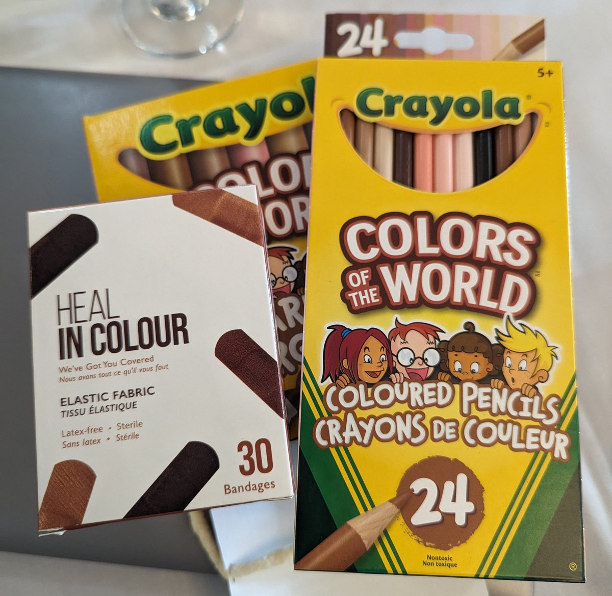 Nous remettons aujourd'hui ces items aux directions et directions adjointes d'écoles du <a href="/ecolecatholique/">CECCE</a> : diachylons de différentes nuances de couleurs de peau et des crayons de coloriage inclusifs. Chaque élève a sa place au CECCE!