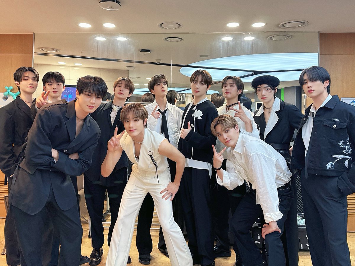 [📸] 더보이즈 엠카운트다운, 오늘의 팬사인회 완료✨ 오늘도 더비 덕분에 힘차게 무대를 할 수 있었던 더보이즈❤️‍🔥 하루의 마무리는 Nectar와 함께해요🎧

#THEBOYZ #더보이즈 #PHANTASY #Love_Letter #Nectar