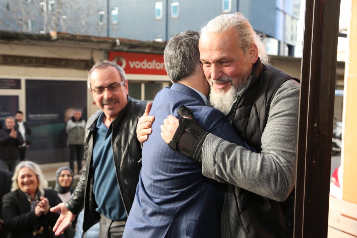 mustafabiyik61's tweet photo. Kaşüstü mahallemizde ziyaretlerimize devam ediyoruz. Elimizi kime uzatsak ayrı bir muhabbet, ayrı bir güzellikle karşılaşıyoruz. Bu seçim sürecinde vâkar duruşunu ortaya koyan hemşehrilerime müteşekkirim. Biz hep birlikte Yomra'yız. https://t.co/w8iIGWHHCy