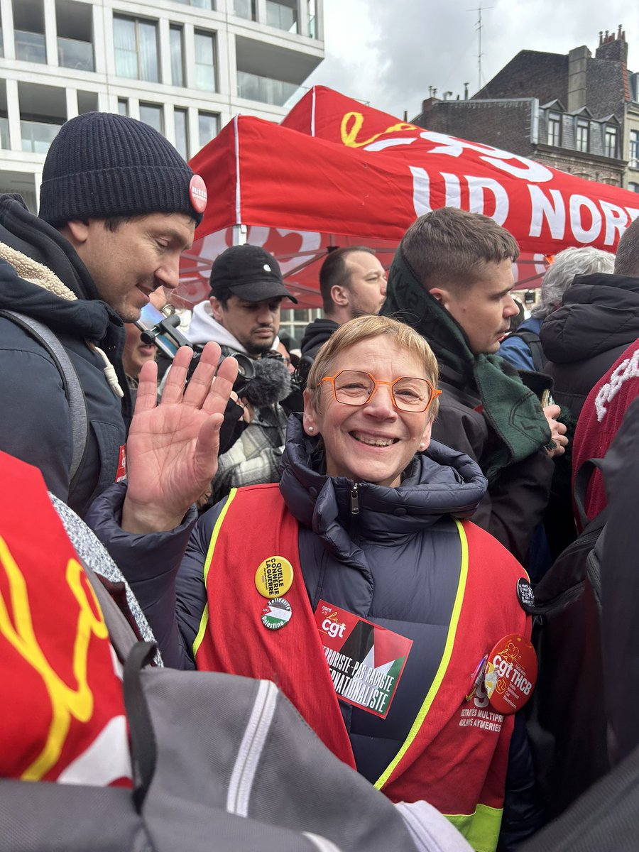 🔴Nous étions présents ce midi en nombre devant le tribunal de Lille pour apporter notre soutien à Jean-paul Delescaut,secrétaire de l’<a href="/udcgtnord59/">ud cgt nord 59</a> injustement mis en examen alors qu’il appelait à la paix! 
Syndicalistes ! Pas terroristes !