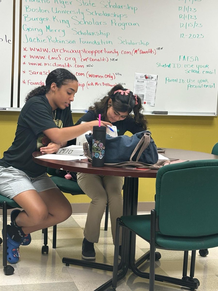 EducationFund's tweet photo. #SmartPath equips college-bound students at Miami Jackson Senior High School with the essential tools for success. Armed with new SAT/ACT prep books, these students can enhance their mental and academic readiness before the big exam.📚✏️ 🎓
#educationfundmiami #miamijackson https://t.co/kDyCtQ0ZAp