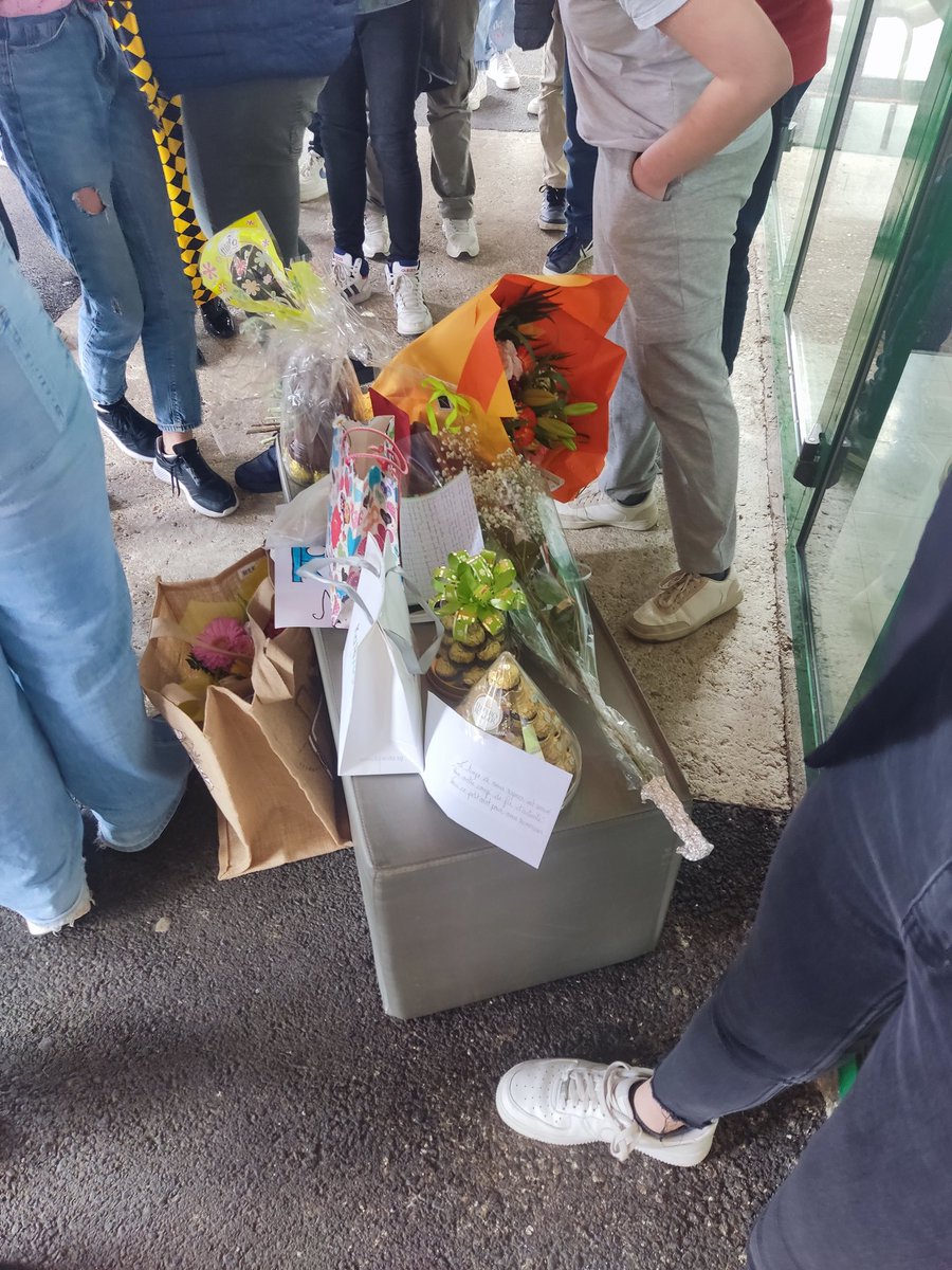 C'est avec une immense émotion et des larmes plein les yeux que toute la communauté éducative a souhaité un très bon anniversaire et une excellente retraite à Mme Houillon, professeure de français, elle nous quitte après plus de 44 années passées au collège.🥹❤️