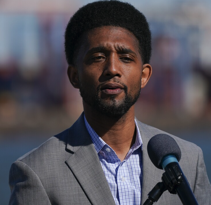 BREAKING: Baltimore Mayor Brandon Scott hits back hard after racist Republicans absurdly blame him for the ship collision that collapsed the Francis Scott Key Bridge, calling him 'DEI mayor' because he's Black. This is the PERFECT response... 'I know, and we know, and you know…