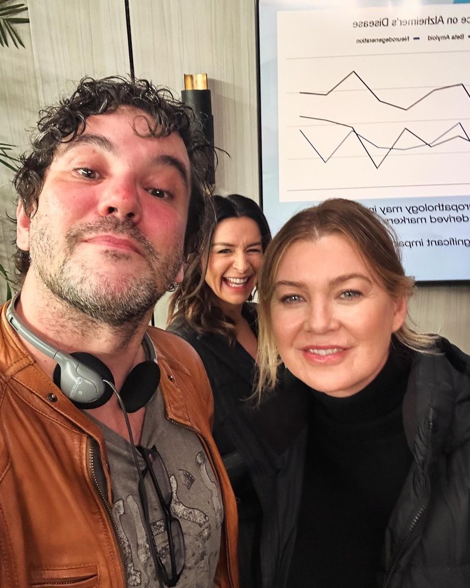 It’s Caterina ➡️ photobombing Beto & Ellen for us! 🤣🤣🤣 @caterinatweets @bskubs #EllenPompeo @GreysABC #GreysAnatomy