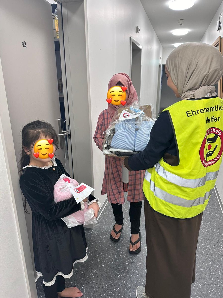 Flüchtlingshilfe 📍🇨🇭- Ein Kleidungsgeschäft in der Schweiz hat uns die nicht verkauften Waren für eine Hilfsaktion gespendet. Unsere Volontär*innen haben die Kleidung geprüft, verpackt und an Flüchtlinge in einem Asylheim in der Schweiz verteilt. Die Dankbarkeit war sehr gross.