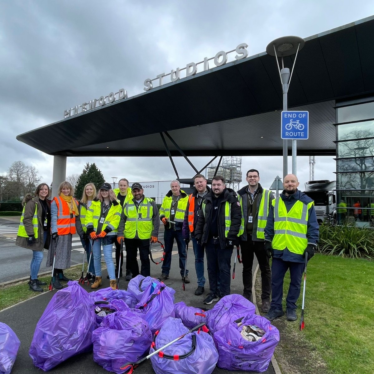 PinewoodStudios's tweet image. Well done to our staff who volunteered to support the local community and Residents Associations with a litter pick around Pinewood Studios. Their collection contributed to a local initiative that collected 220 bags for the #GreatBritishSpringClean #LitterHeroes