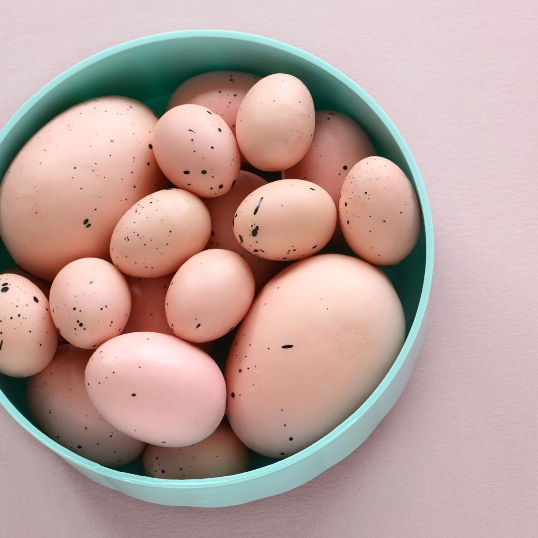 Dying Easter Eggs this weekend? Use frozen Washington red raspberries for a natual dye! Here are some more fun idea to bookmark for later. redrazz.org/blog/how-tos/f…