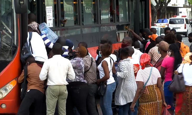 Zuko85085434's tweet photo. πΏπ¦π³π Village people desperately getting into a bus to look for mayoral job in #Johannesburg #JHB , #Ekurhuleni and #Tshwane ( #Pretoria ) #MK_party #Moriah #Limpopo #MalemaForSAPresident #HermanMashaba #Zuma #MTN #TheANC #ActionSA #Gcaba #Nkandla #GoodFriday https://t.co/7b0JWNTNpI
