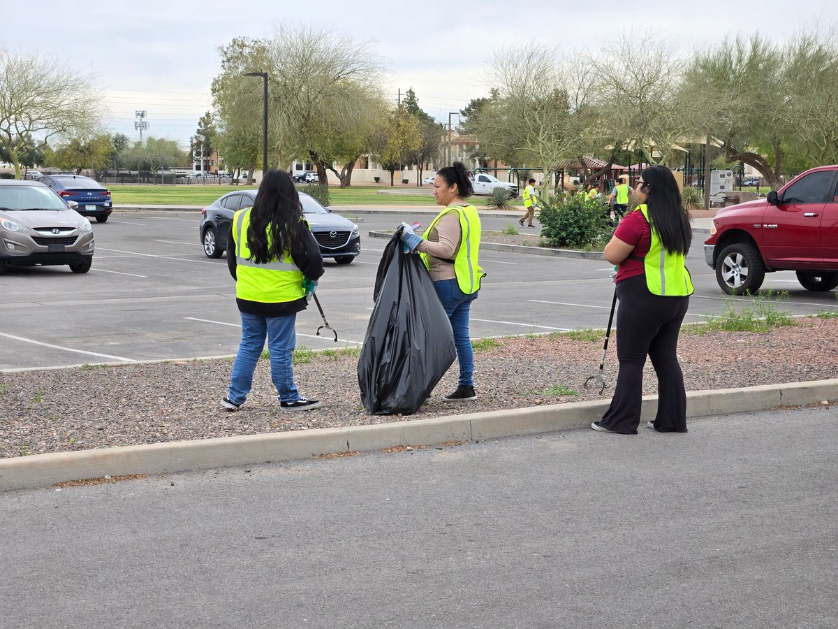 MentorkidsU's tweet photo. Great job to our MentorKids families, iLEADers, and team for uniting and improving the Palomino community through their cleanup efforts. Their leadership is truly shaping a better future. 
#MentorKids #Palomino #iLEADers #BuildingLeadersWhoBuildLeaders https://t.co/igU5F0M9BG
