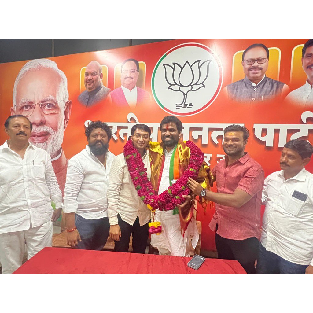 RamVSatpute's tweet photo. सोलापुरात पुन्हा एकदा कमळ फुलणार !

सोलापूर उत्तर शहर येथील भारतीय जनता पार्टी कार्यालयात लोकसभा निवडणुकीच्या अनुषंगाने आज पदाधिकारी बैठक पार पडली. या बैठकीत सोलापूर मतदारसंघातील भाजपाच्या पदाधिकाऱ्यांनी मोठ्या विजयाचा संकल्प केला आणि मोदीजींना पुन्हा एकदा पंतप्रधान करण्यासाठी सोलापूरमधून कमळ भेट देऊ असा निर्धार व्यक्त केला. यावेळी माजी मंत्री आ. विजयजी मालक देशमुख यांनी आपले मनोगत व्यक्त करत उत्तर सोलापूरमधून मोठ्या मताधिक्याने खासदार निवडणून देऊ असा संकल्प केला.

याप्रसंगी शहराध्यक्ष नरेंद्रजी काळे, भाजपा युवा मोर्चा सोलापूर शहर अध्यक्ष डॉक्टर किरण भैया देशमुख, राम तडवळकर, प्रशांत फतेपूरकर, राजू पाटील, सतीश कुदळे, भैय्या बनसोडे, पंकज काटकर, रवि कोटमळे, संजय कोळी तसेच मोठया संख्येने नगरसेवक, महिला पदाधिकारी, ज्येष्ठ व युवा कार्यकर्ते उपस्थित होते.

#AbkiBaar400Paar
#RAMSatpute4Solapur 
#Solapur #Akkalkot #Mohol #SolapurNorthCity #SolapurCityCentral #SolapurSouth #pandharpur @BJP4Maharashtra