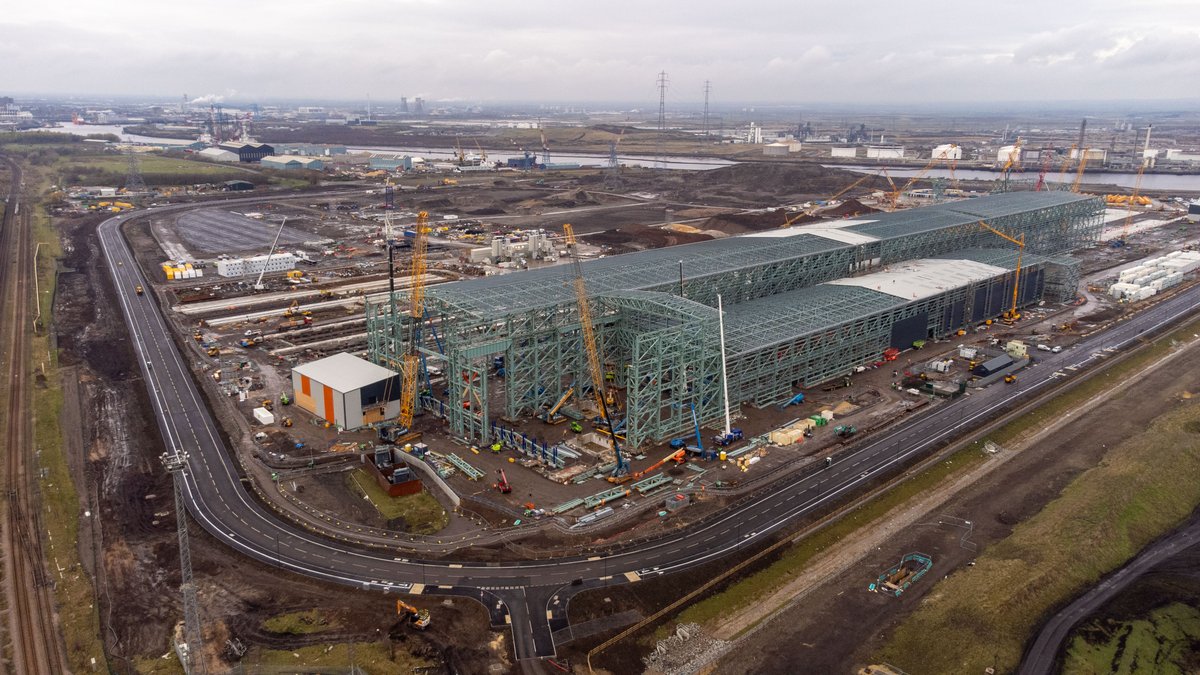 🏗 Plenty of Progress 🏗 The huge £650million SeAH Wind facility is continuing to take shape 💪 The roof of the 800 metre long structure is now being installed 👷‍♀️ Drone pictures here give you a sense of the building's sheer scale ⬇️