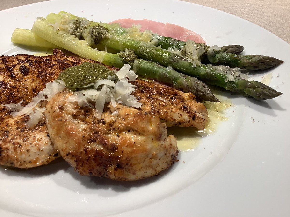 #KielerKüche

Etwas Huhn, grüner Spargel und Parmesan sollten als Grundnahrungsmittel in keiner Küche fehlen …

So ein Teller ersetzt 3 Scheiben Brot vollständig 😉

🥂🥂🥂