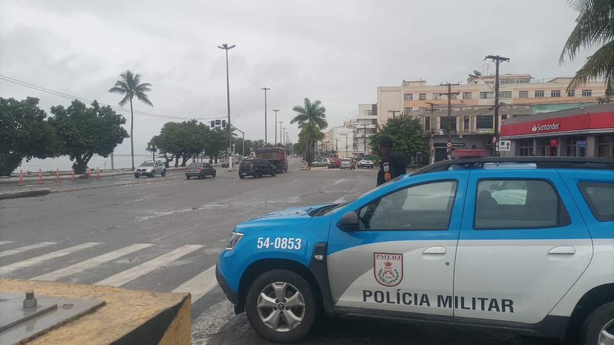 PMERJ's tweet photo. #SEPM #4CPA #25BPM #3CIA em #Araruama intensifica #patrulhamento e #abordagens, focando na segurança da Rodoviária. https://t.co/LJgjt6yrvg