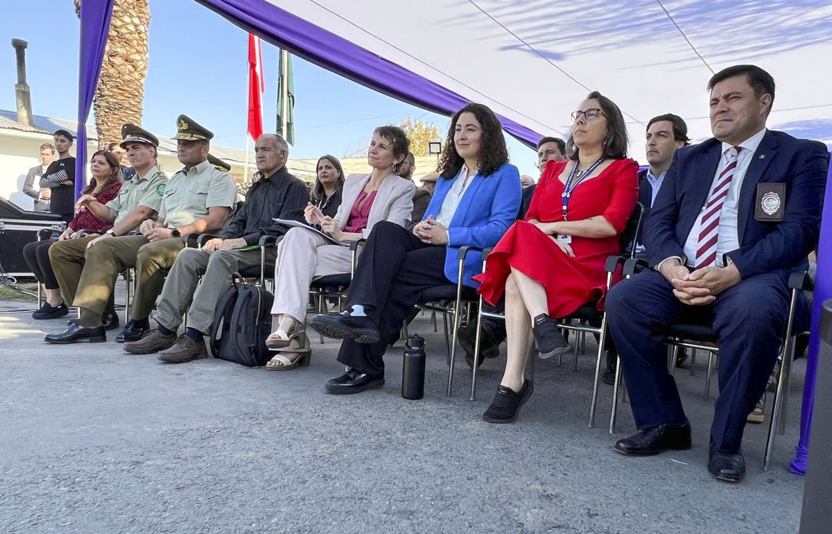 DPPMelipilla's tweet photo. 📌 ¡Seguimos avanzando en #MasSeguridad! 🙋♀️🙋
Esta mañana, la Ministra de @min_interior , @Carolina_Toha , dio el vamos al inicio de los #PatrullajesMixtosRurales, en una ceremonia que se efectuó en el Retén de Carabineros de #Codigua, en la comuna de #Melipilla.
#SigueHilo 1/3 https://t.co/Xh6qXxU2X5