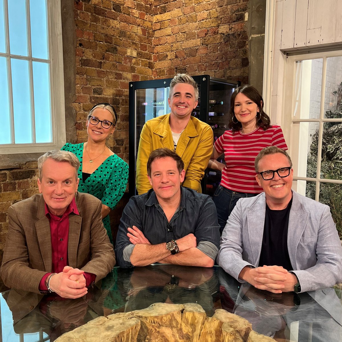 Good morning! It's time to kick-start your #Easter Saturday with a delicious dose of #SaturdayKitchen!🐣 Featuring @Anahaugh, @DonalSkehan, @lilyvanillicake, @jollyolly and #FrankSkinner!🤩 Join @matt_tebbutt at 10am on @BBCOne and @BBCiPlayer!🪻