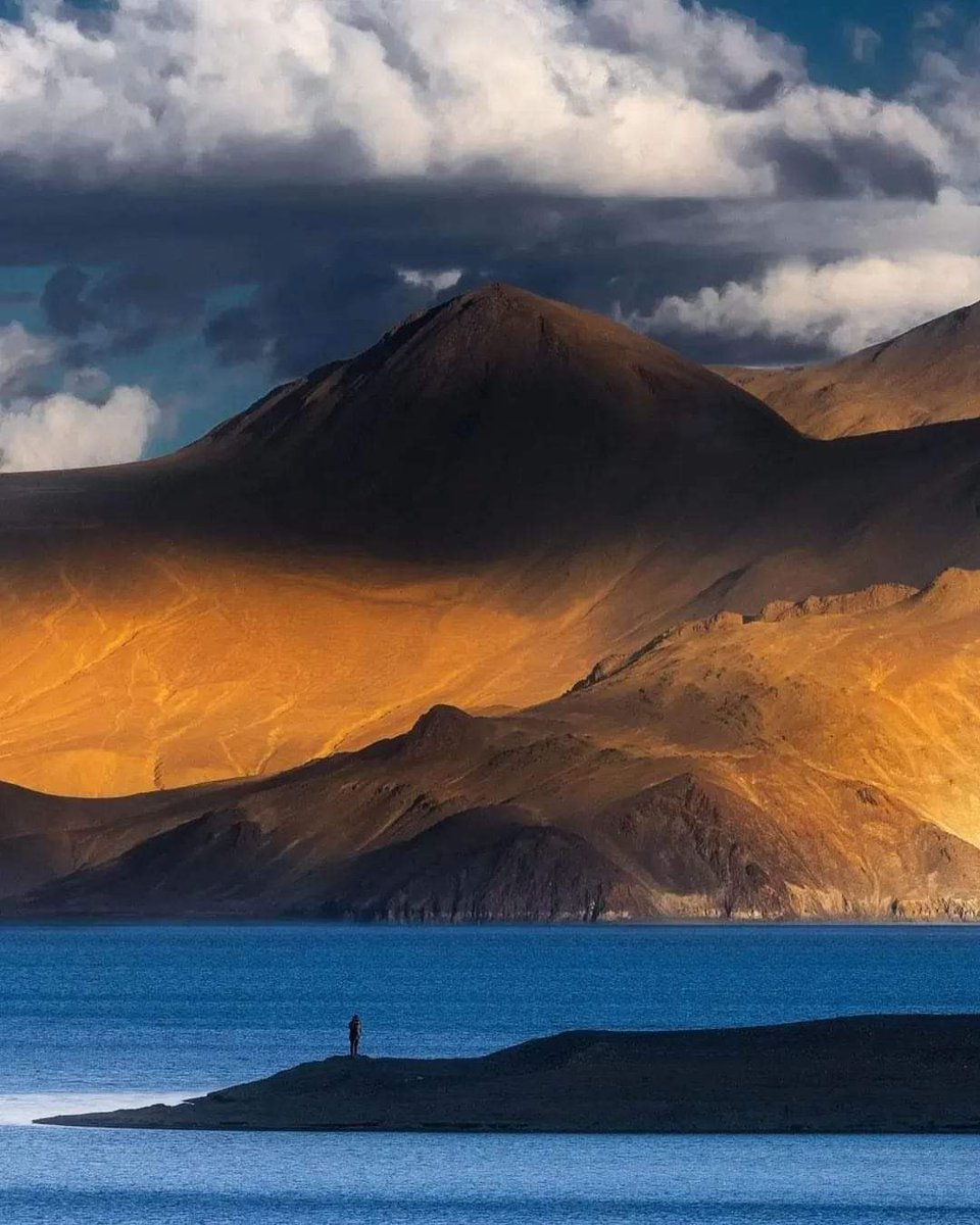 So unreal.
Edited or Real?
You decide...
Pangong Tso Lake, Ladakh, India 🇮🇳 
#PangongTso
#Ladakh
#IncredibleIndia