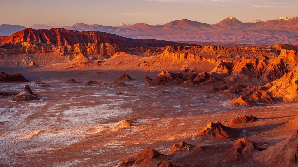 Günün Fotoğrafı 📷 Massive crater with salt deposit in Valle de Luna or Moon Valley, San Pedro de Atacama, Chile