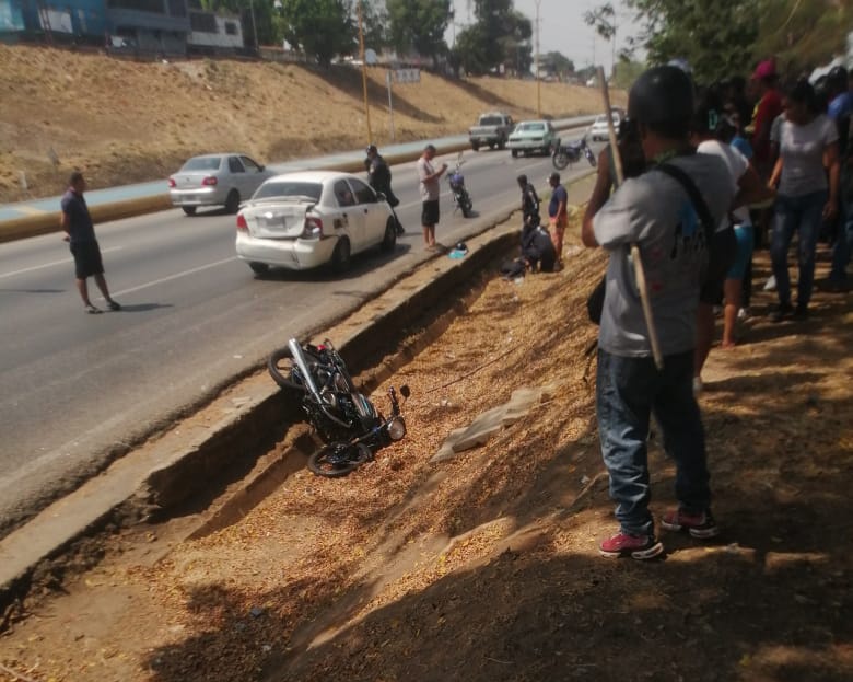 #28Mar Dos oficiales de la PNB, quienes iban en una moto, colisionaron contra un carro en la autopista Sur, cerca del mercado Mayorista, Tocuyito. Una funcionaria murió en el lugar, mientras su compañero resultó lesionado. #Carabobo