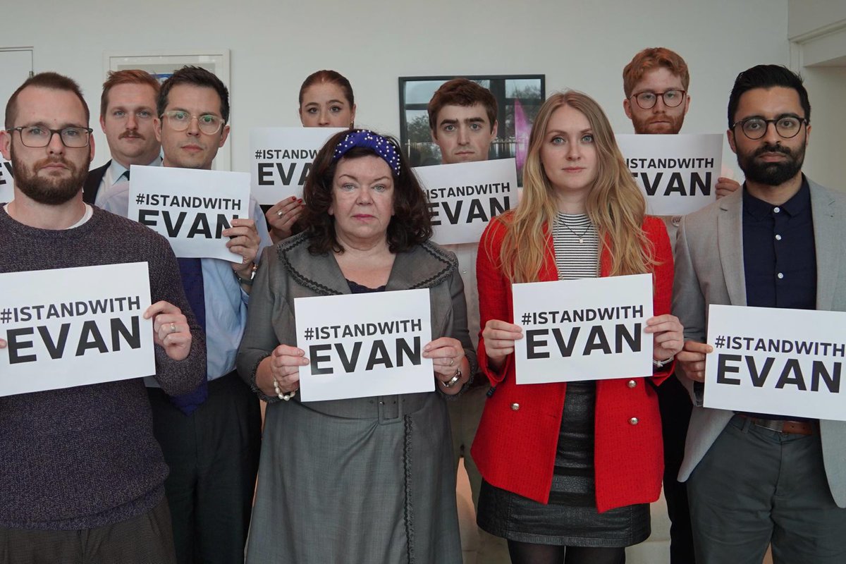 Journalism is not a crime. @WSJ journalist Evan Gershkovich was detained in Russia simply for doing his job. A year on, we stand together in defence of press freedom. Anything that restricts the flow of information is anti-democratic & against our values. #IStandWithEvan