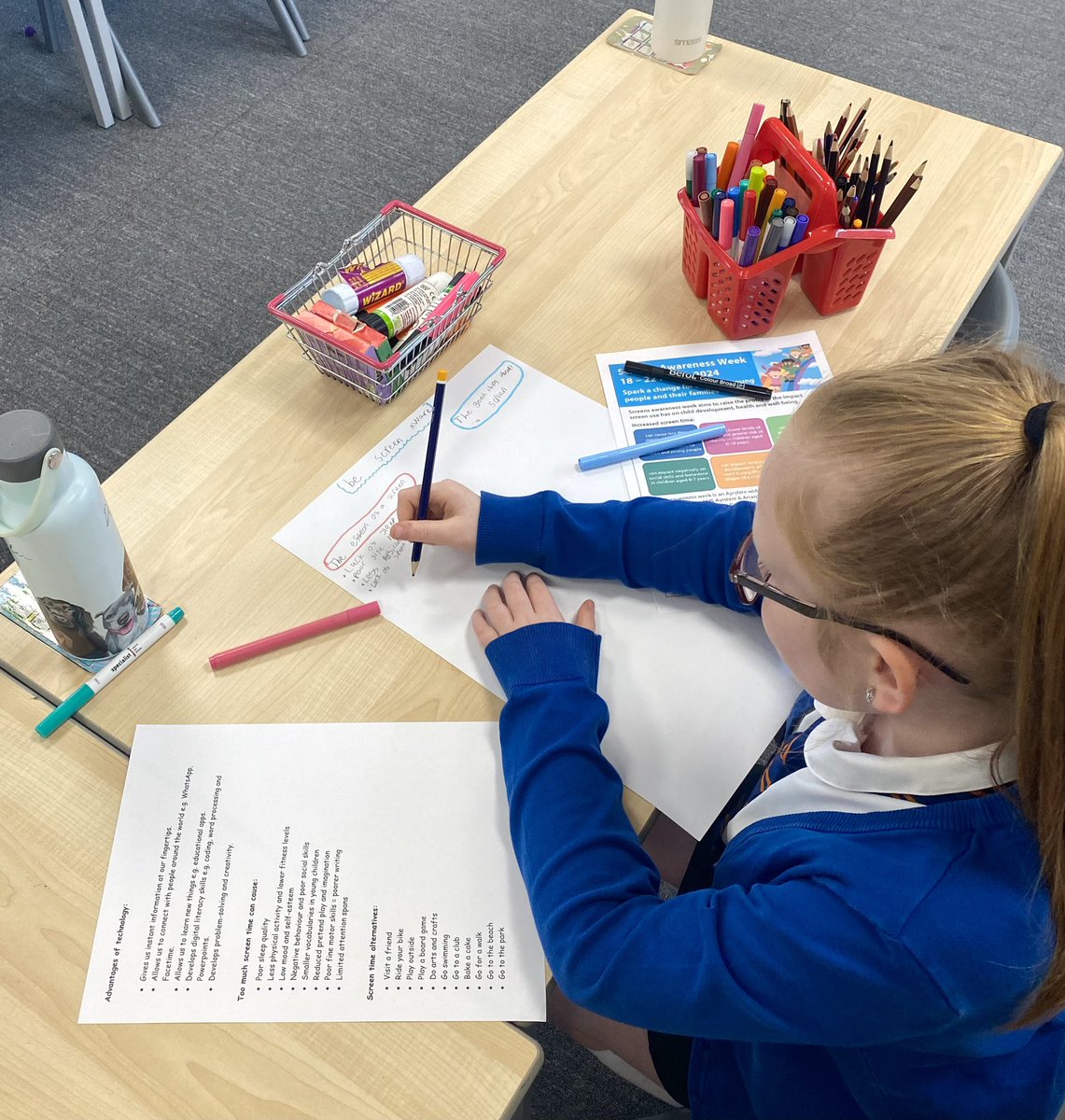 P6S are screen aware! 🖥️📱 As part of Screens Awareness Week, they discussed the advantages of technology &amp; the negative consequences of too much screen time 👍 They then used their research to design informative posters with their findings 😊 <a href="/weepeoplechat/">Ayrshire SLT</a> <a href="/AliGooding1/">Alison Gooding</a> <a href="/NHSaaa/">NHS Ayrshire & Arran</a>