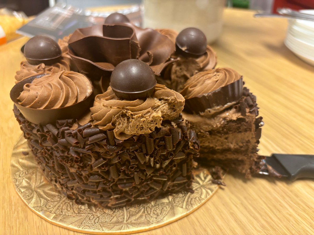 🍰 This week on the @ukonward cake trolley: chocolate ganache from Cafe Concerto. High hopes of a stronger-than-expected showing were dashed this morning. An overly sickly topping was coupled with a soggy interior, despite the overall high quality. Team Onward rating: 6.9/10.