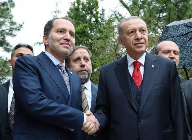 Fatih Erbakan, adaylarını geri çekmek için şartlarını açıkladı: -İsrail’le ticaret sonlandırılacak -Kürecik Radar Üssü’nü kapatılacak -Emekli maaşı 20 bin TL’ye çıkacak “Bunlar yapılırsa İstanbul adayımızı geri çekeriz.”