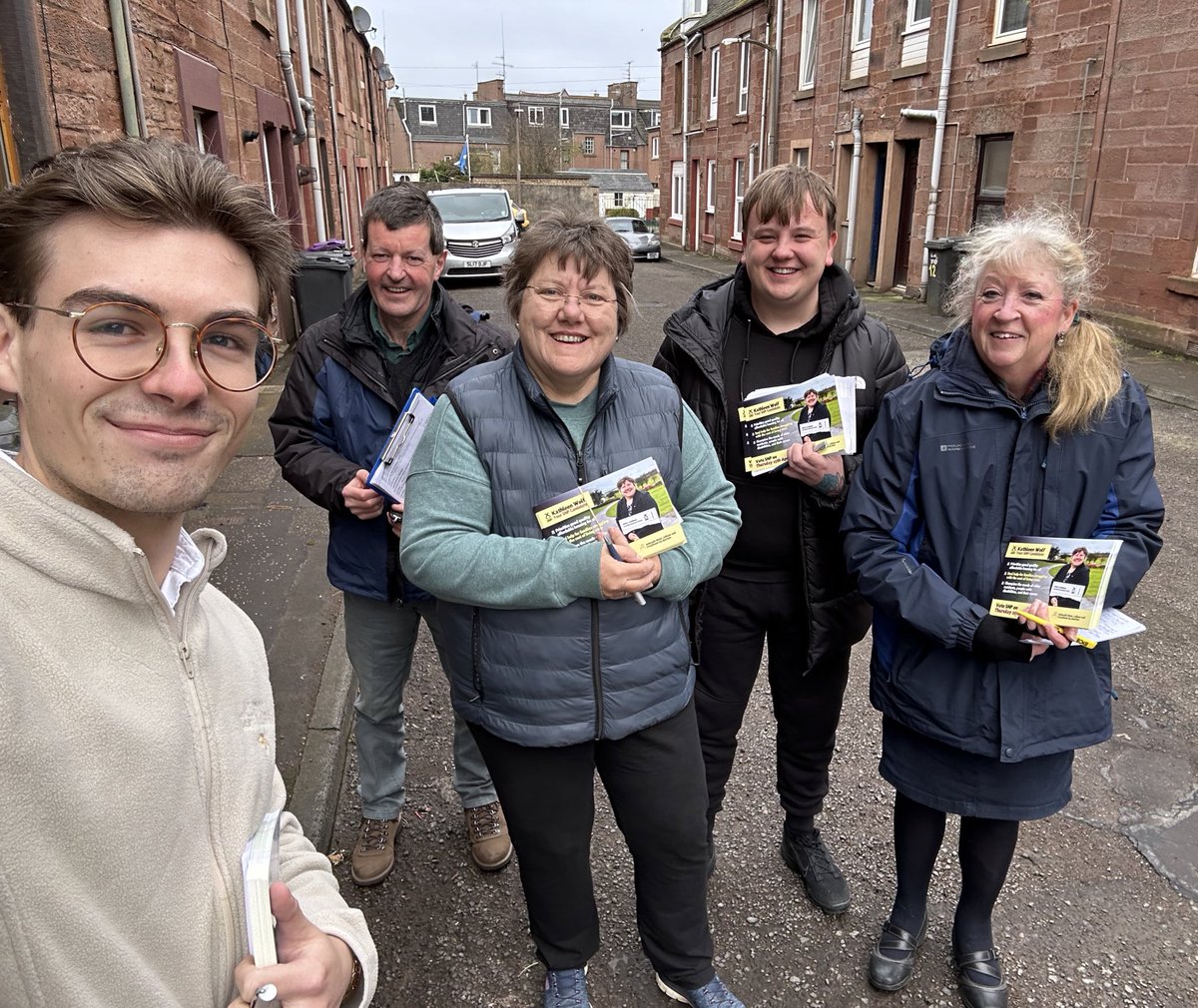 👟 Great to be out chapping doors for @theSNP candidate Kathleen Wolf this afternoon. 🏴󠁧󠁢󠁳󠁣󠁴󠁿 Plenty of support for the SNP - only Kathleen can beat the Tories and deliver for residents.