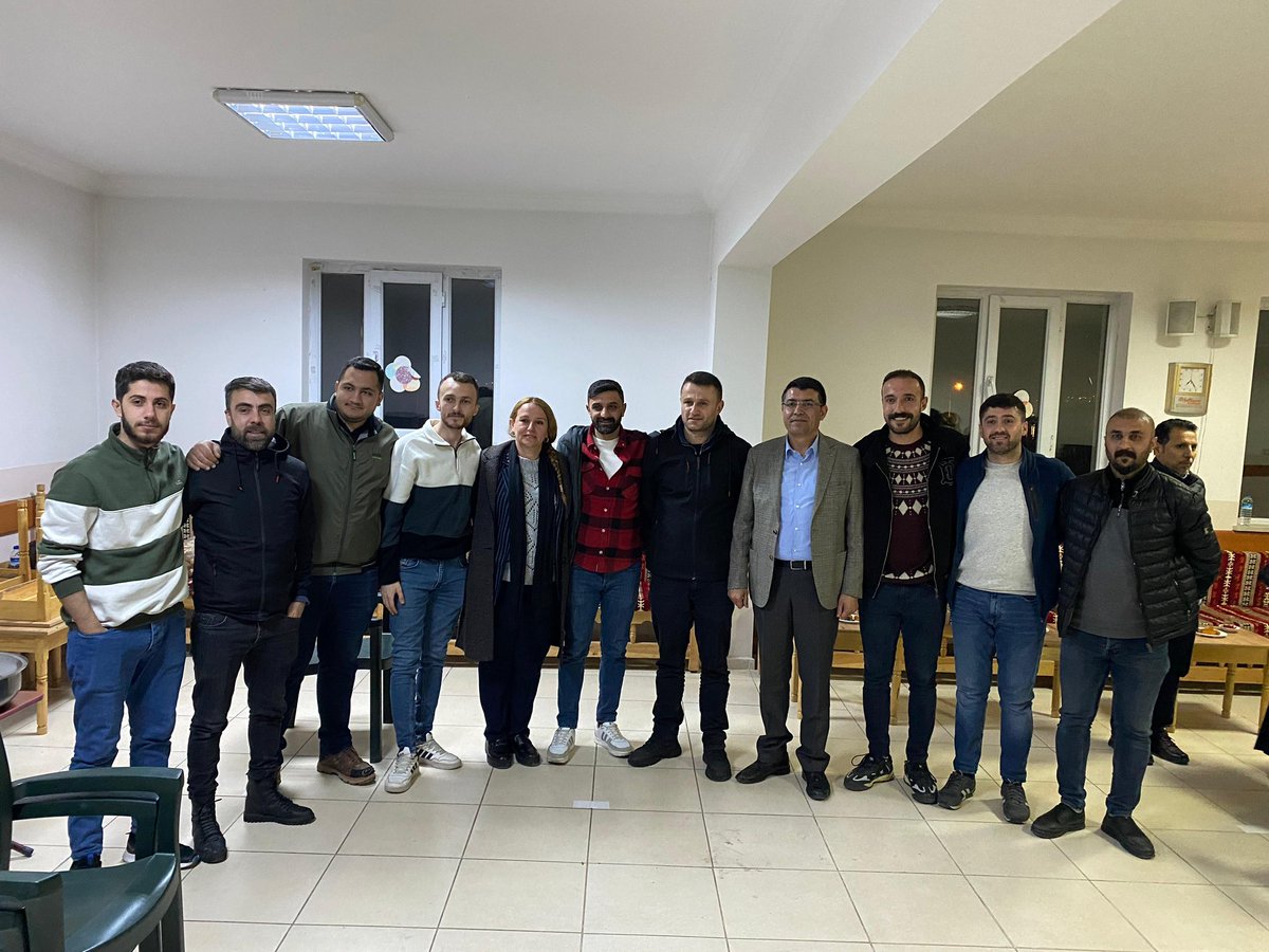BelkisEpozdemir's tweet photo. Belediye Eş Başkan Adaylarımız Belkiza Beştaş Epözdemir ve Av. Mümin Erol iftarda 300 Evler gençliği ile bir araya geldi. 31 Mart seçimlerine ramak kala Eş Başkan Adaylarımız seçim vaadlerini anlatarak seçim güvenliğine dikkat çektiler. Böylesi güzel bir buluşmayı düzenledikleri için 300 Evler gençliğine yürekten teşekkür ediyoruz.

Namzetên me yên Hevşaredarîyê Belkiza Beştaş Epozdemîr û Prz. Mumîn Erol di xwarina fitarê da bi ciwanên taxa 300 Evlerê ra civîyan. Ji bo helbijartina 31’ê Adarê çend roj mane. Namzetên me behsa plan û projeyên xwe kirin û bal kişandin ser ewlekarîya helbijartinê. Ji bo ku civîneke wiha watedar li dar xistin mala ciwanên taxa 300 Evlerê ava be.