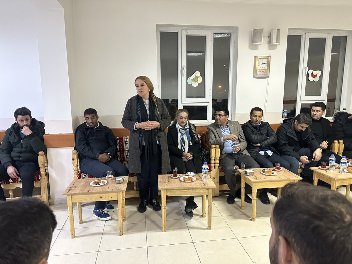 BelkisEpozdemir's tweet photo. Belediye Eş Başkan Adaylarımız Belkiza Beştaş Epözdemir ve Av. Mümin Erol iftarda 300 Evler gençliği ile bir araya geldi. 31 Mart seçimlerine ramak kala Eş Başkan Adaylarımız seçim vaadlerini anlatarak seçim güvenliğine dikkat çektiler. Böylesi güzel bir buluşmayı düzenledikleri için 300 Evler gençliğine yürekten teşekkür ediyoruz.

Namzetên me yên Hevşaredarîyê Belkiza Beştaş Epozdemîr û Prz. Mumîn Erol di xwarina fitarê da bi ciwanên taxa 300 Evlerê ra civîyan. Ji bo helbijartina 31’ê Adarê çend roj mane. Namzetên me behsa plan û projeyên xwe kirin û bal kişandin ser ewlekarîya helbijartinê. Ji bo ku civîneke wiha watedar li dar xistin mala ciwanên taxa 300 Evlerê ava be.