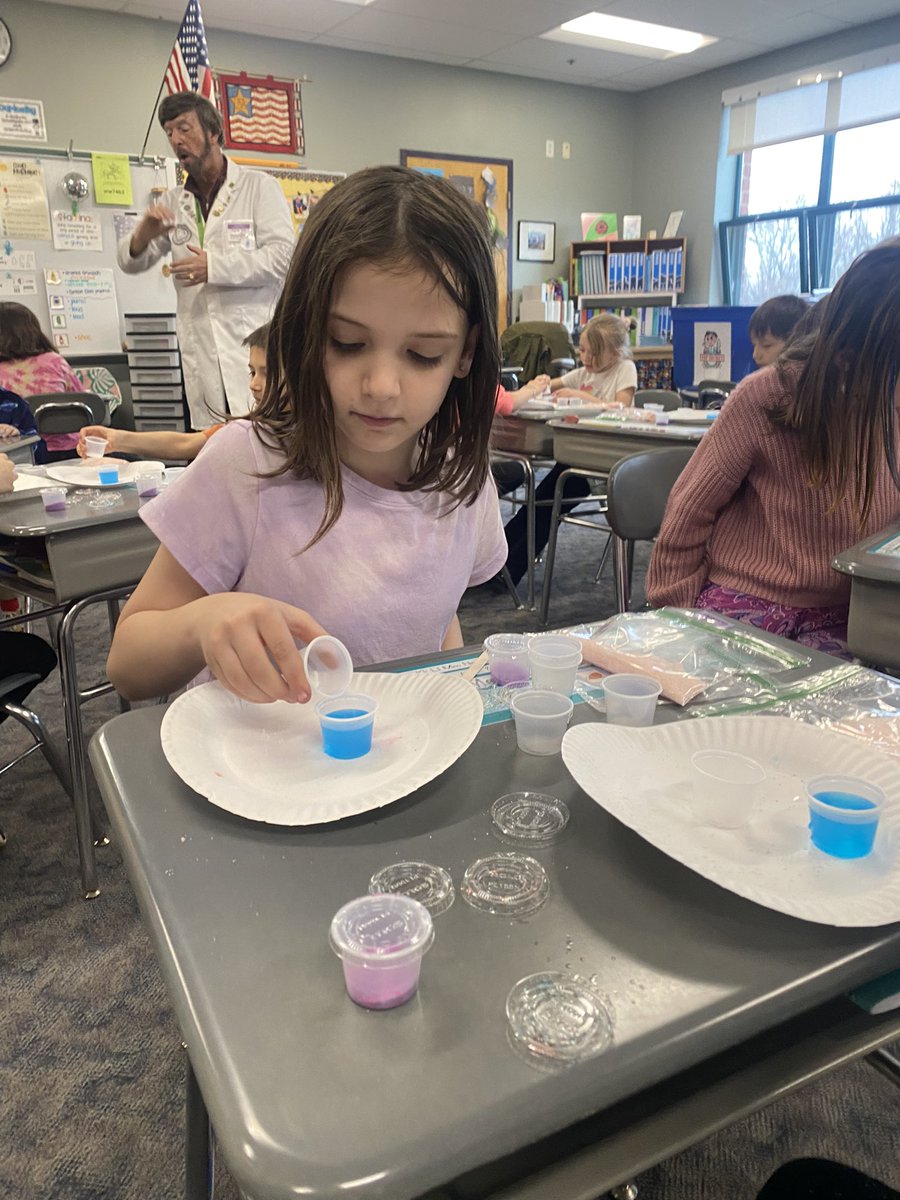 MrsConnor14's tweet image. Thank you for the interactive  presentation on properties of matter and chemistry @ScienceAmerica ! 🧪 🧫  Students were so engaged as chemists! #propertiesofmatter #chemistry