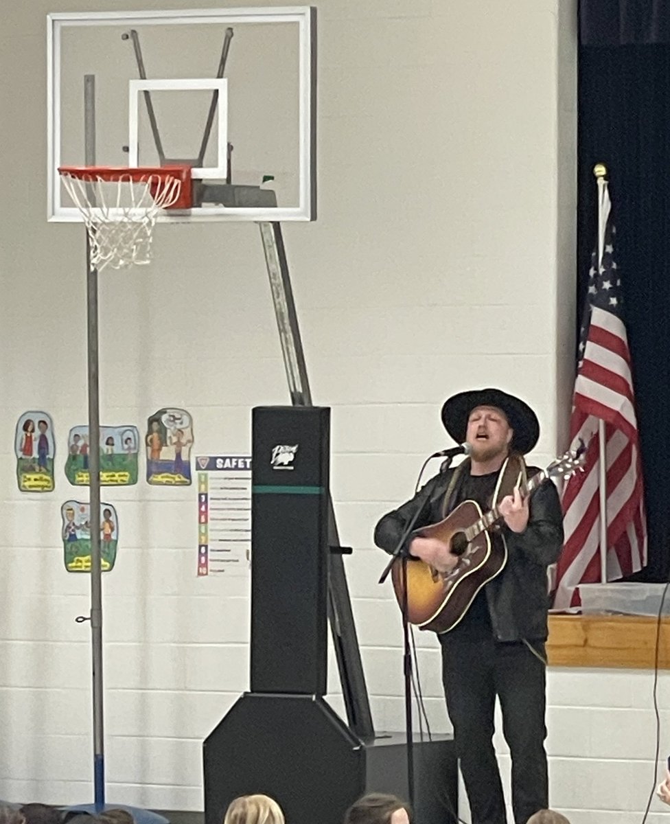 Shoutout to @rmd112 for bringing the Voice season 24 winner to @GraceMillerES1. He spoke to the students about following their dreams and that they have to power to change the world! Huntley performed a few songs for us as well! It was a great way to start the day! @FCPS1News