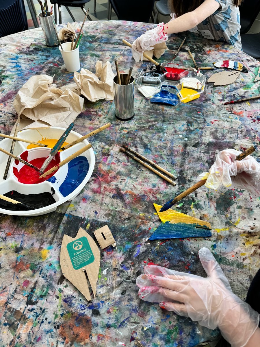 ElmwoodFranklin's tweet image. Cardboard is an incredibly fun, imaginative, and inventive material for almost everything! Students in our spring camp have been working with Mr. Marcus Stanfill to create race cars, a race track, birds, bunnies, and even a puppet show all out of cardboard. #thinkingbeyond