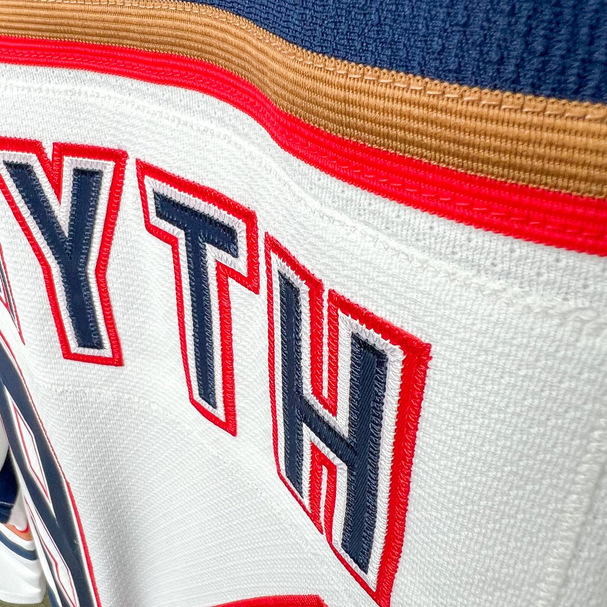 Checking out the details on the new Mitchell & Ness Blue Line 2.0 Retro jerseys 🤩 ✅ Triple-stacked twill name & number kits ✅ Embroidered shoulder patches ✅ Layered & stitched front crests Which retro jersey do you want to see next?🤔 🔗:bit.ly/OilersRetroJer…