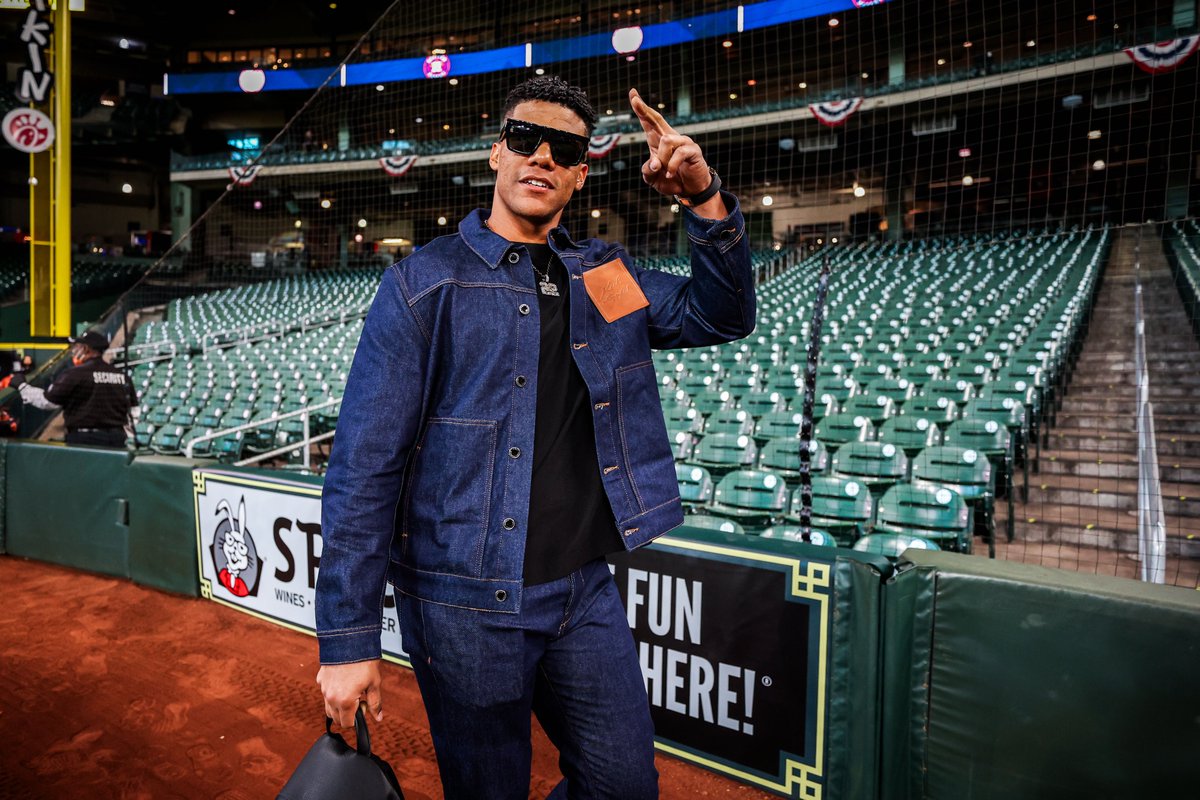 Yankees's tweet photo. Back to Business. 

#RepBX https://t.co/Jm3RfyS4oB