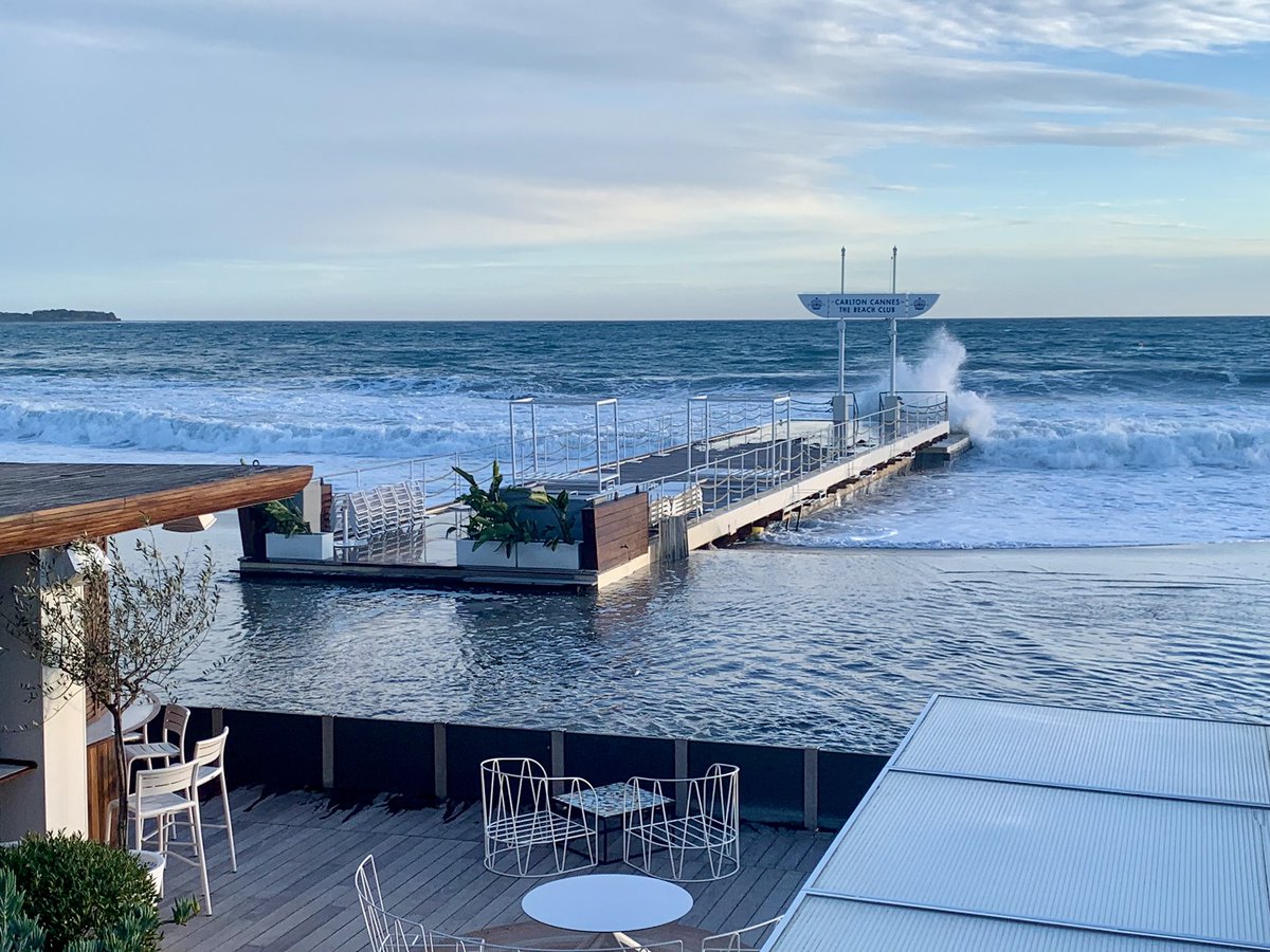 Malgré les dunes improvisées, la mer rattrape les terrasses des restaurants de plage à #Cannes . Impressionnant