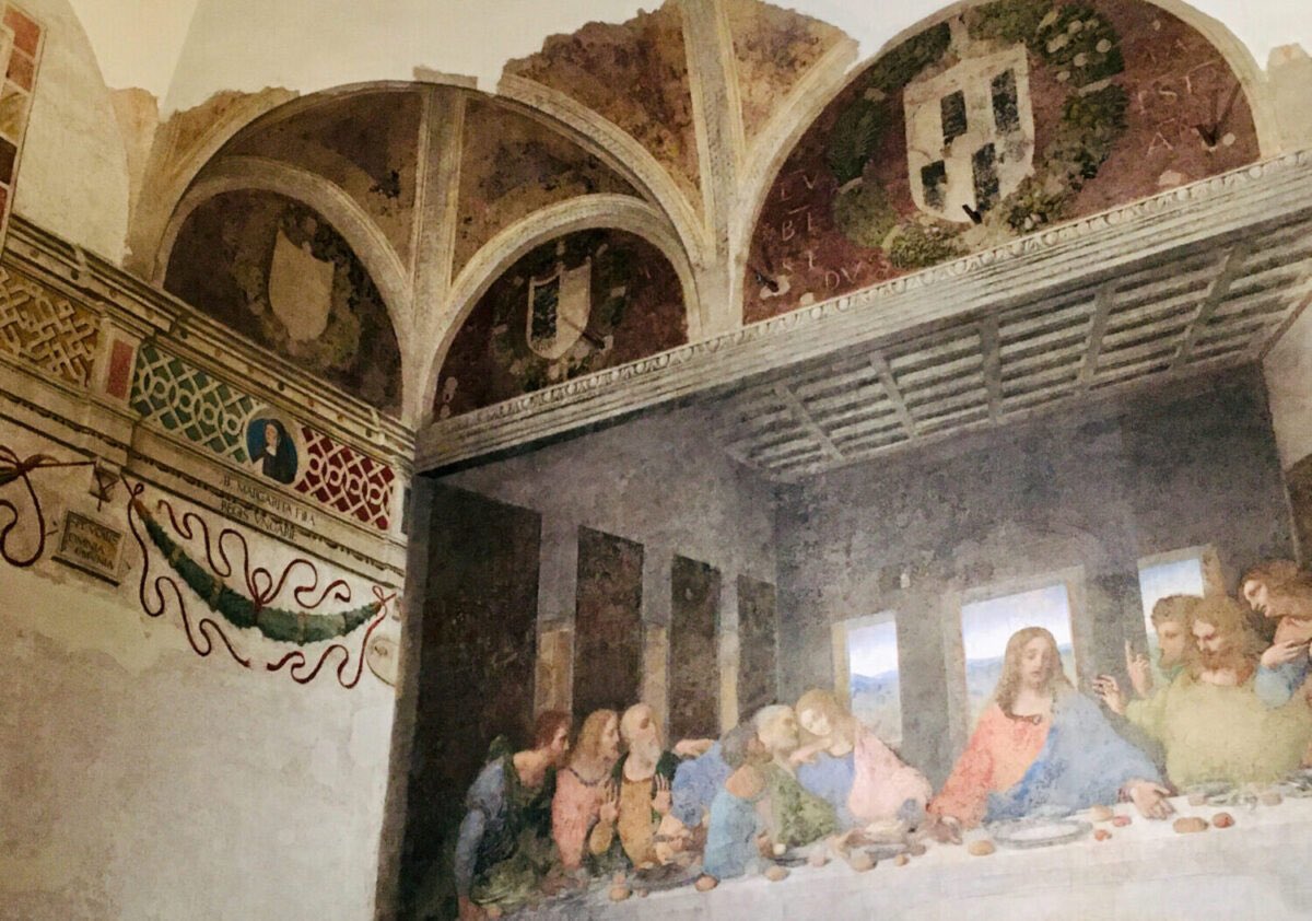 Il 'Cenacolo' di Leonardo da Vinci raffigurante l'Ultima Cena. L'aula costituisce nell'antico refettorio del complesso monasteriale domenicano di Santa Maria delle Grazie e risponde perfettamente ai canoni architettonici dell'architettura monastico-religiosa quattrocenteschi.