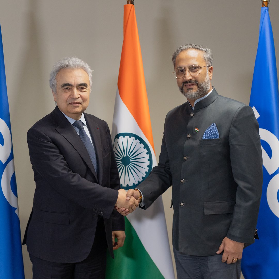 Delighted to host Joint Secretary Abhishek Singh @Abhishekifs of India's Ministry of External Affairs at IEA HQ in Paris today. Excellent discussions on @IEA-🇮🇳 cooperation, including on clean energy transitions & energy security.