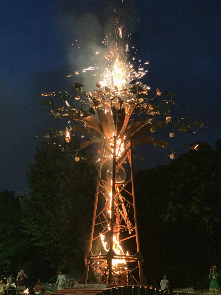 emmharv's tweet image. I’ll be working from Pittsburgh (my former home!) next week - if you are there and want to get a coffee and/or chat about algo fairness etc., please DM me!! Firetree pic attached because it is my favorite ~Pittsburgh thing~