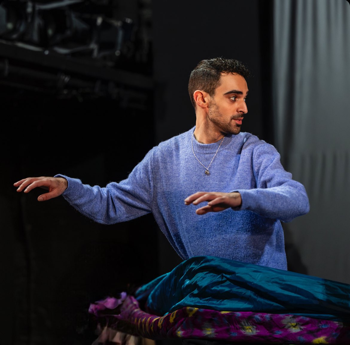A director in full tech mode! 

It was an absolute pleasure to work with <a href="/DonmarWarehouse/">Donmar Warehouse</a> and the incredible young people from UCL Academy on Take The Stage: The Human Body. Hopefully the beginning of many more collaborations to come ✨

📸: Ellie Kurttz