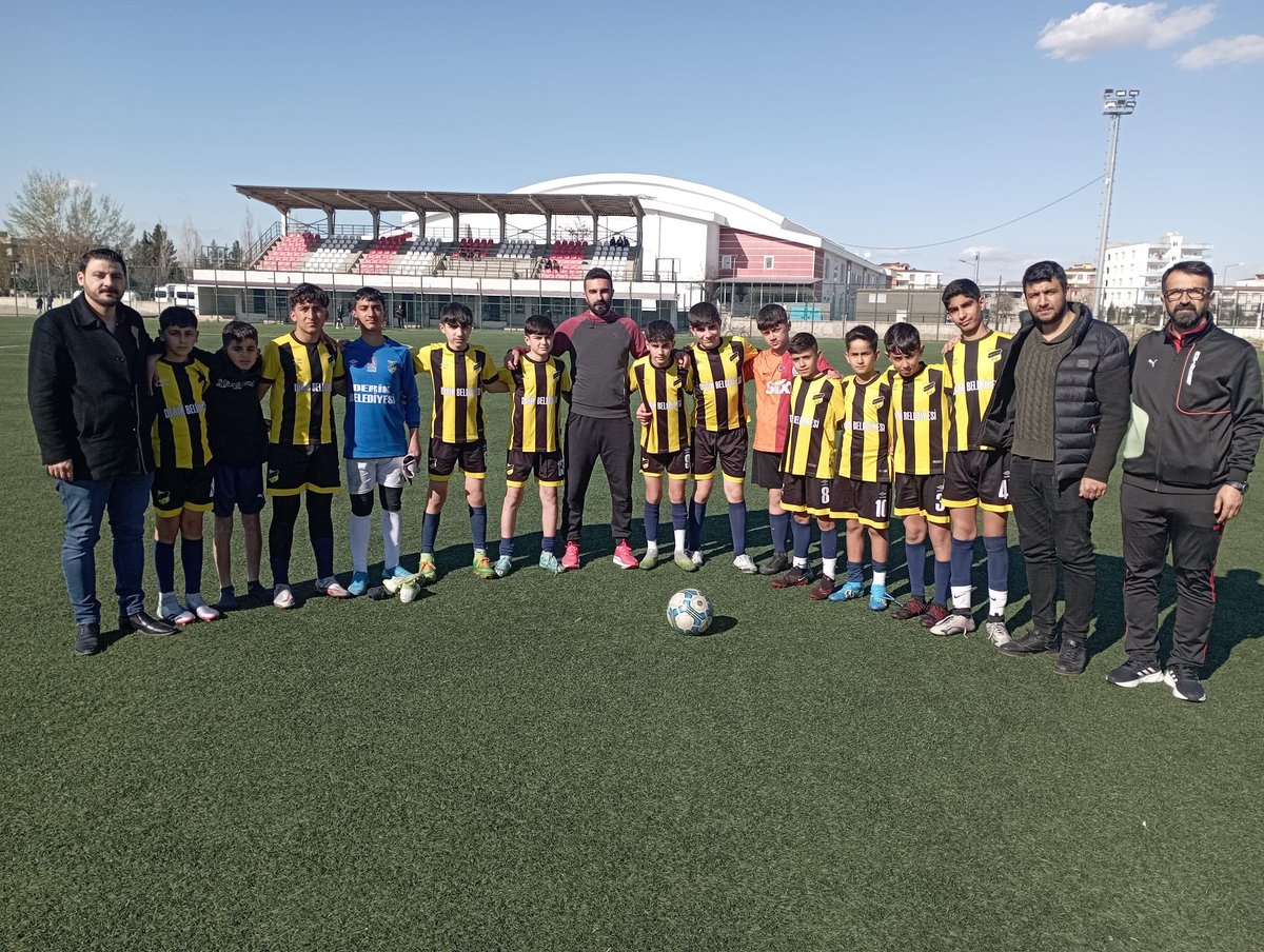 BATMAN İLİ FUTBOL YILDIZ ERKEK GRUP MÜSABAKALARI Mardin ilimizi temsil eden Derik Cumhuriyet Ortaokulu Bölge 3. sü oldu Okulumuzu ve Antrenörümüzü tebrik ediyoruz başarıların devamını diliyorum.