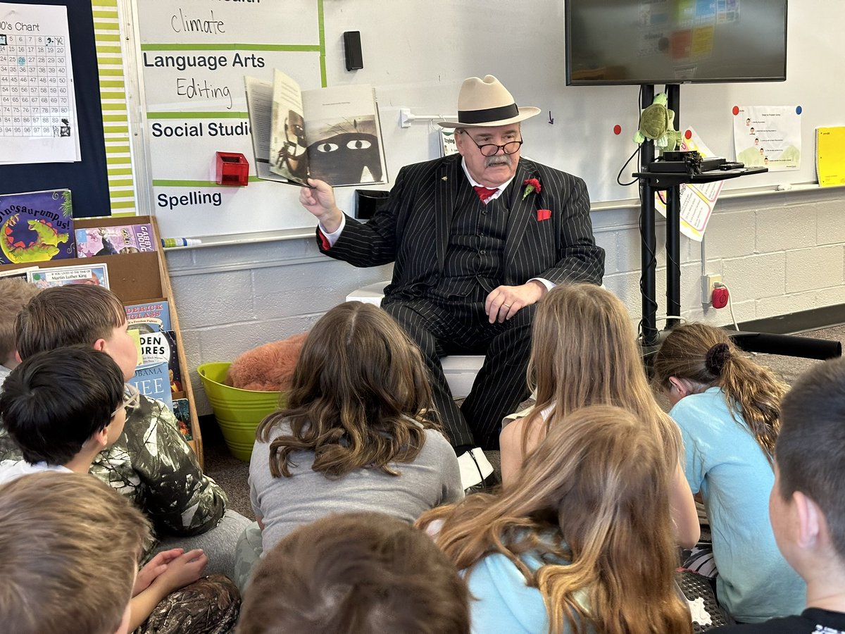 We love guest readers 📕 and 🍕 pizza! Support Central by eating at @godfatherspizza tonight!