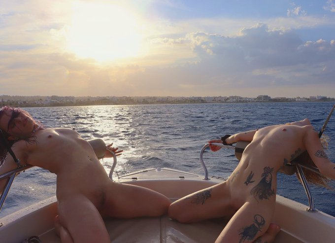 can we just take a quick moment to appreciate the LIGHTING in this pic? because 🤯🥹  (our tits are pretty