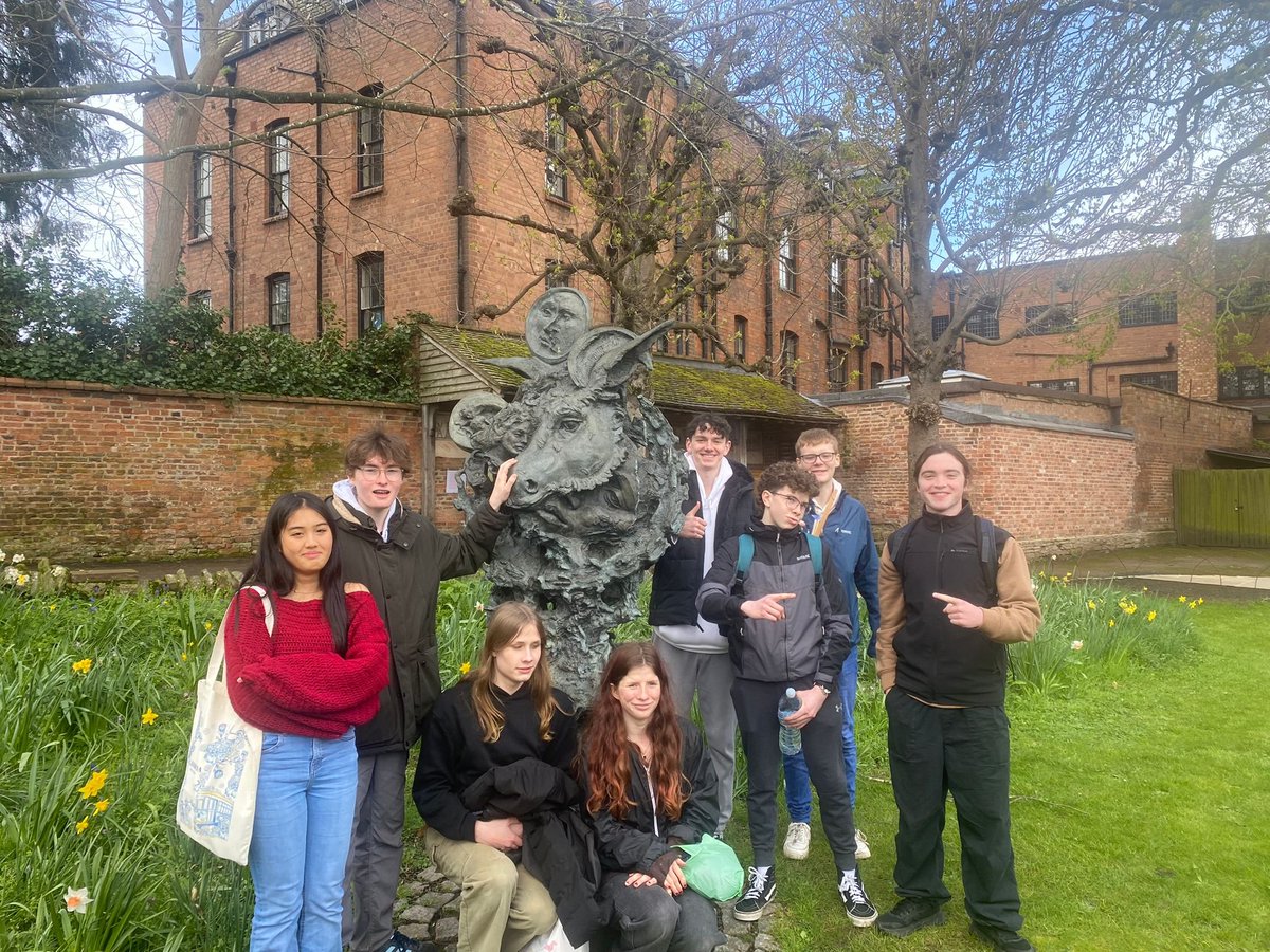 IENewparkSchool's tweet image. All going well for the drama trip to Stratford Upon Avon! An educational and enjoyable experience for everyone 👏 #newparkdrama #beyondtheclassroom