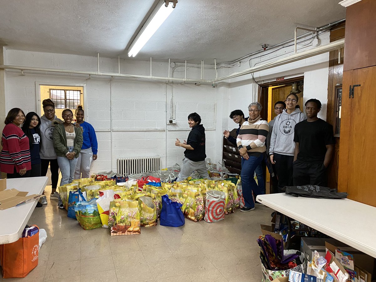 40 days of LENT allows us to collect 40 cans of food in the Freeport Transfiguration Parish. Thanks to the @FreeportHs DECA club member who came out to help us pack 95 bags of grocery to be distributed to the community on Holy Saturday.