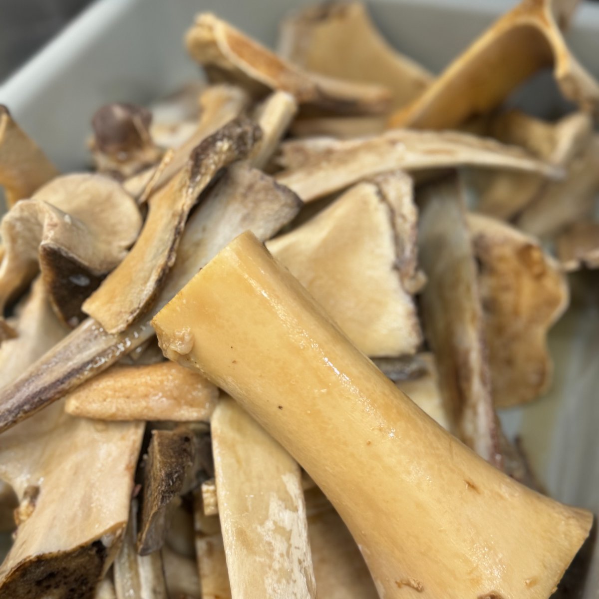 GlencadiaGourmt's tweet image. Unlock the secret to rich, flavorful bone broth! Chef's tip: True stock perfection means bones clean of all meat after simmering for 48 hours. If they don’t look like this, your broth's journey isn't complete. #48HourBoneBroth #ChefSecrets #RealFoodForDogs #GlencadiaGourmet