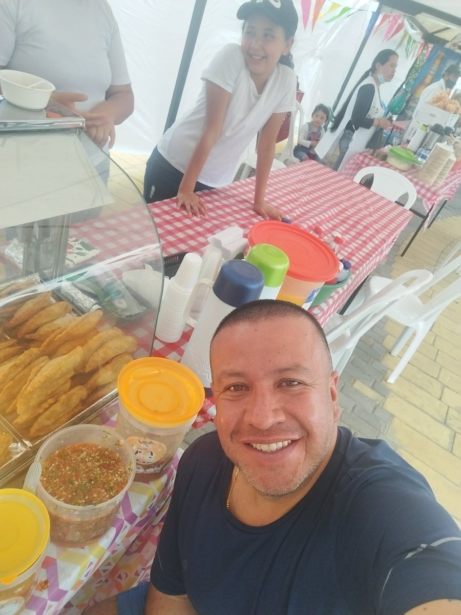 lenninolarte's tweet photo. Con la  Secretaria de industria y comercio viendo la alegría de las vendedoras y visitantes en el #EmpanadaFest

Felicitaciones @JLuisBohorquez si se pueden hacer eventos sin sacarle tajada a TODO (verdes) donde los únicos favorecidos son los Duitamences. En HORA BUENA https://t.co/EMYAI1oHJf